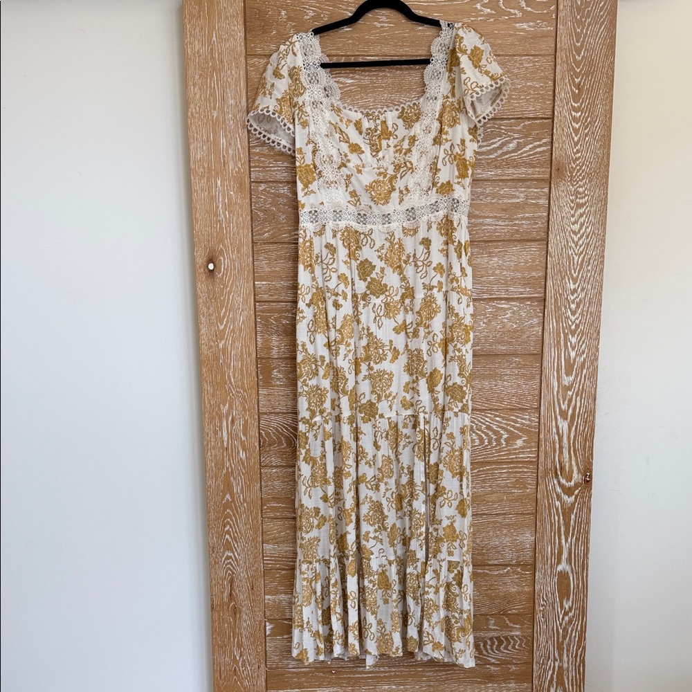 Chic Floral Lace Maxi Dress in Gold and White